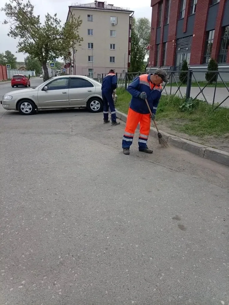 Ни дня без уборки ☀️  За окном – хорошая солнечная погода, а наши бригады с самого утра убирают терр