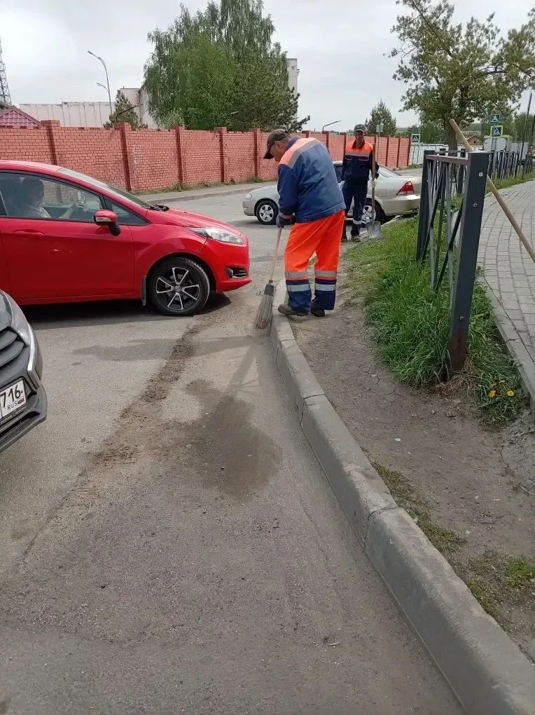 Ни дня без уборки ☀️  За окном – хорошая солнечная погода, а наши бригады с самого утра убирают терр