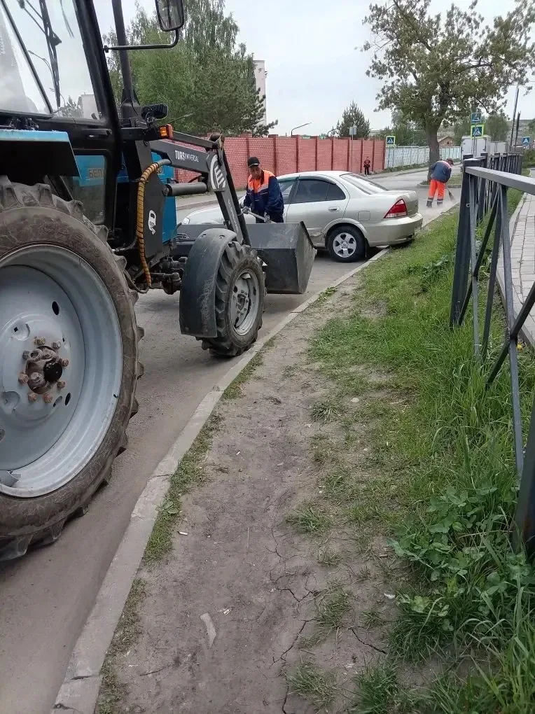Ни дня без уборки ☀️  За окном – хорошая солнечная погода, а наши бригады с самого утра убирают терр