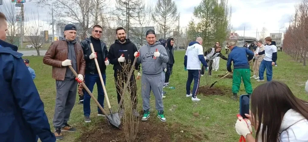 Утро началось с доброго дела и 25 новых кустов сирени🌸✨  На марафон «Сирень Победы» вышла в полном с