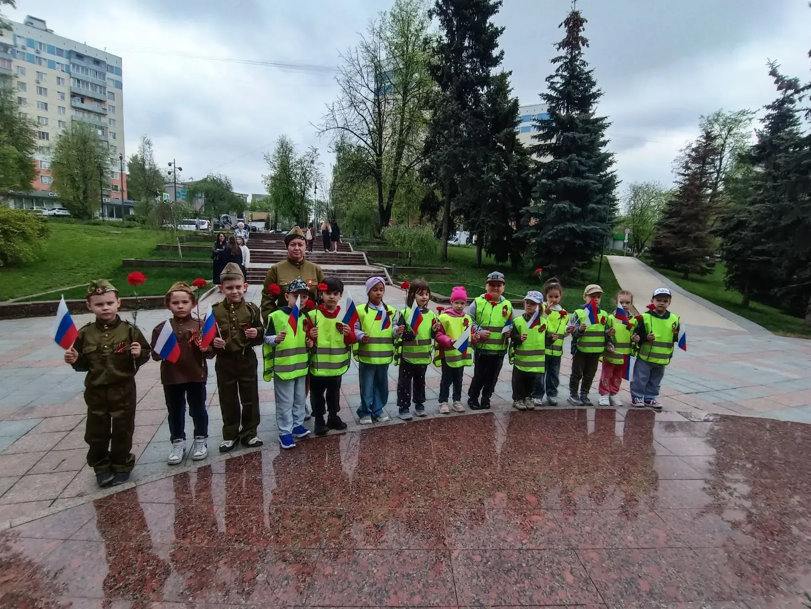 Воспитанники Палисадика побывали на экскурсии у Вечного огня в Аллее славы.  Возле мемориала провели