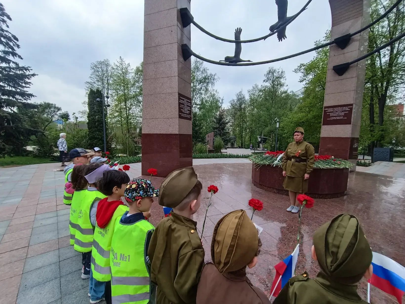 Воспитанники Палисадика побывали на экскурсии у Вечного огня в Аллее славы.  Возле мемориала провели