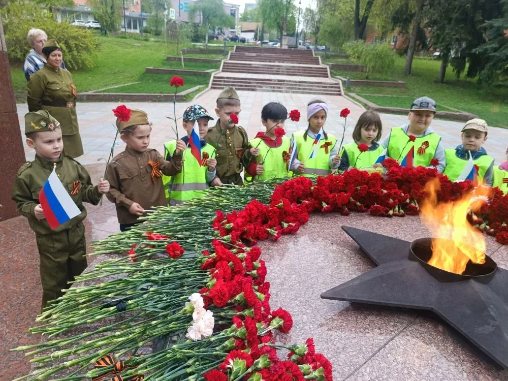 Воспитанники Палисадика побывали на экскурсии у Вечного огня в Аллее славы.  Возле мемориала провели