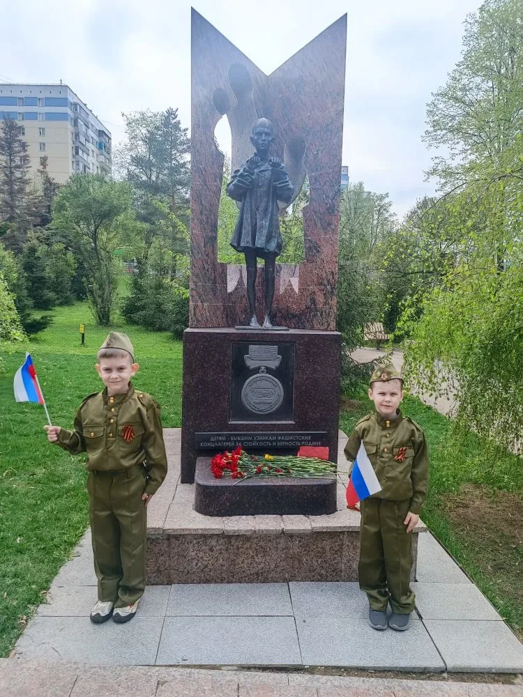 Воспитанники Палисадика побывали на экскурсии у Вечного огня в Аллее славы.  Возле мемориала провели