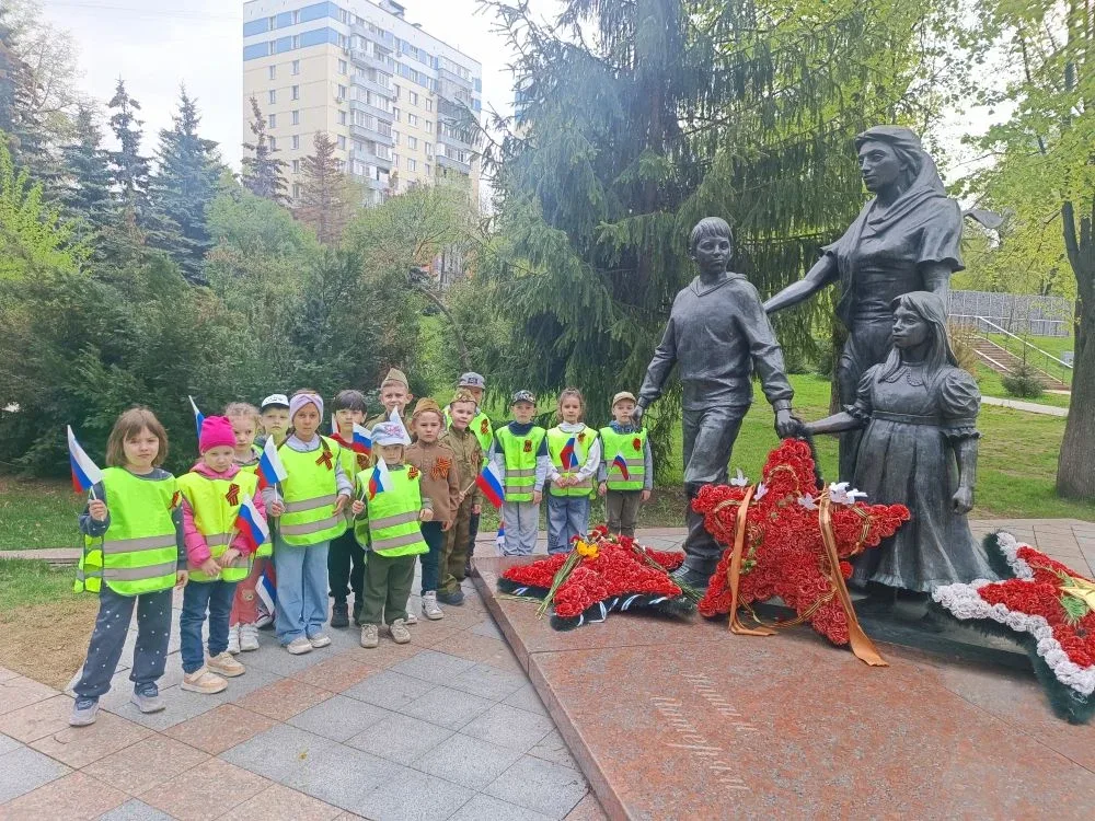 Воспитанники Палисадика побывали на экскурсии у Вечного огня в Аллее славы.  Возле мемориала провели