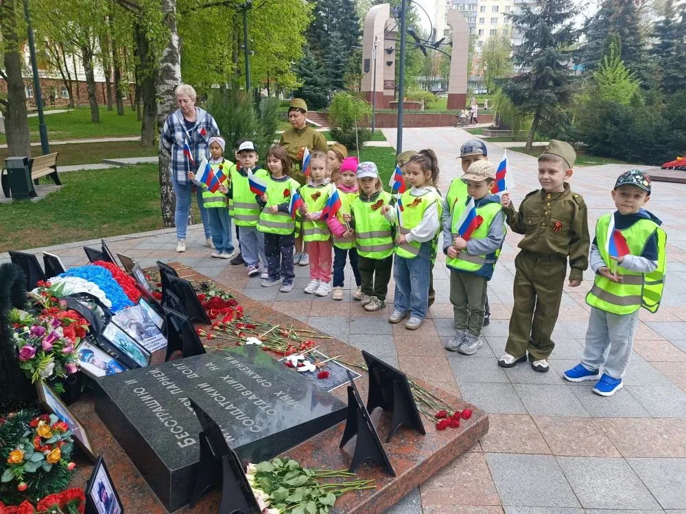 Воспитанники Палисадика побывали на экскурсии у Вечного огня в Аллее славы.  Возле мемориала провели
