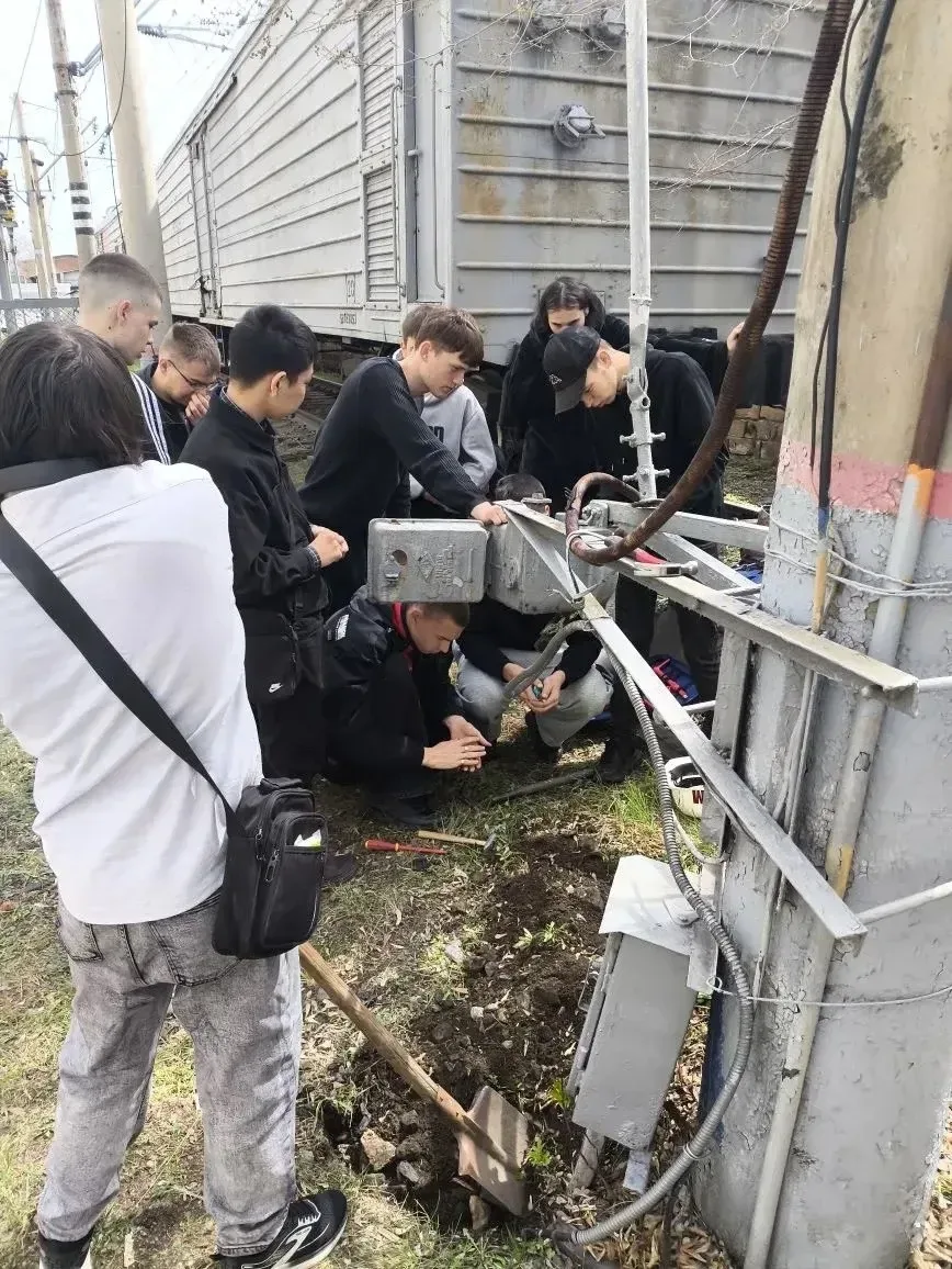 ЭЛС.9-24-1 в деле: ревизия электропривода и поиск кабеля разъединителя ⚡🔧🛠️  Практика продолжается. 