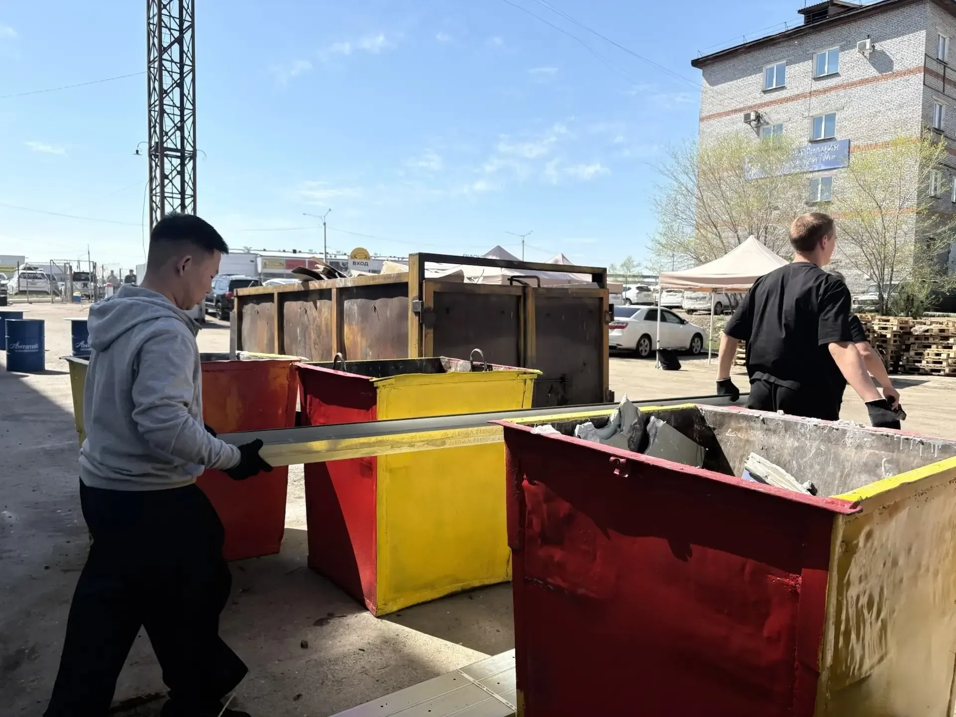 Волонтеры УУКЖТ ИрГУПС всегда рядом  20 мая в  Пионер-2 для Форума  креативных индустрий нужна была 