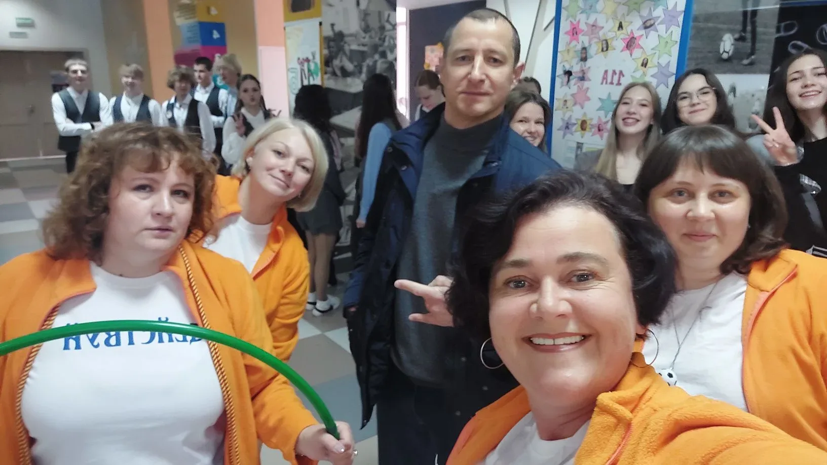 Второй день Недели выпускников -День СПОРТА! Выпускников на входе ждала веселая зарядка, затем прошл