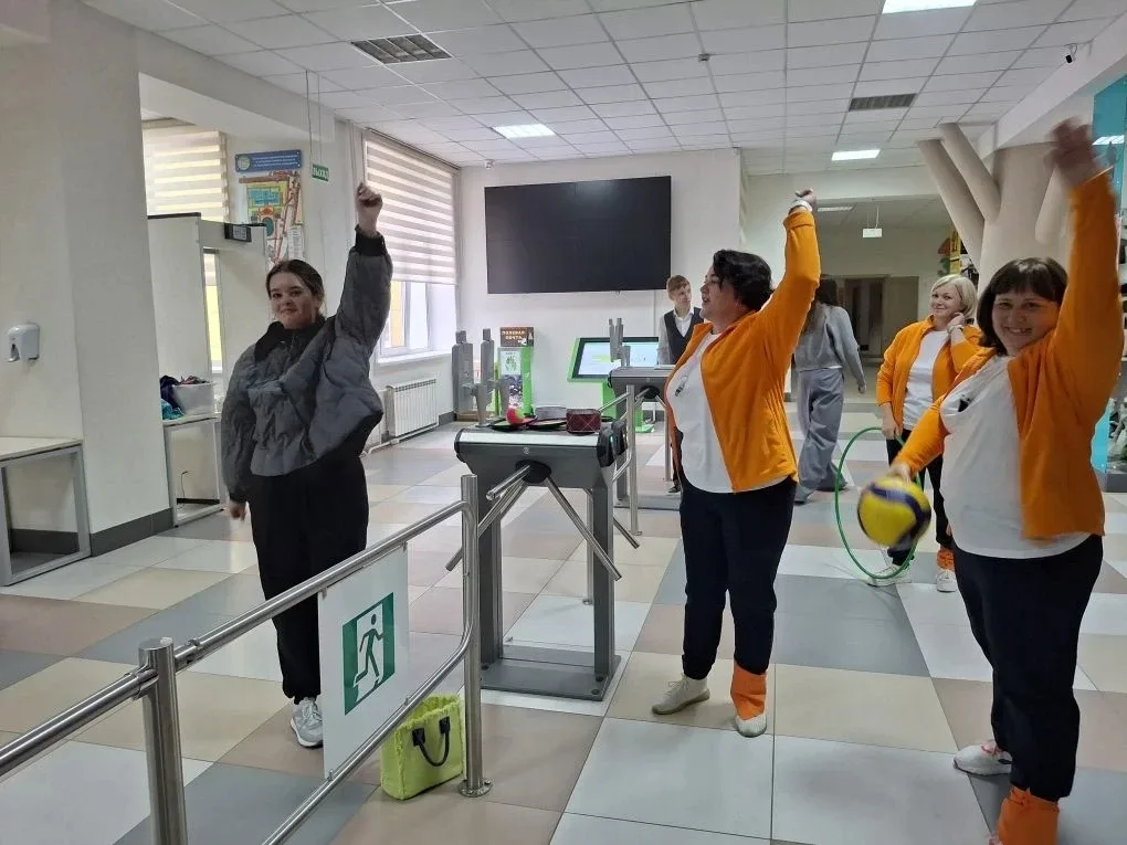 Второй день Недели выпускников -День СПОРТА! Выпускников на входе ждала веселая зарядка, затем прошл