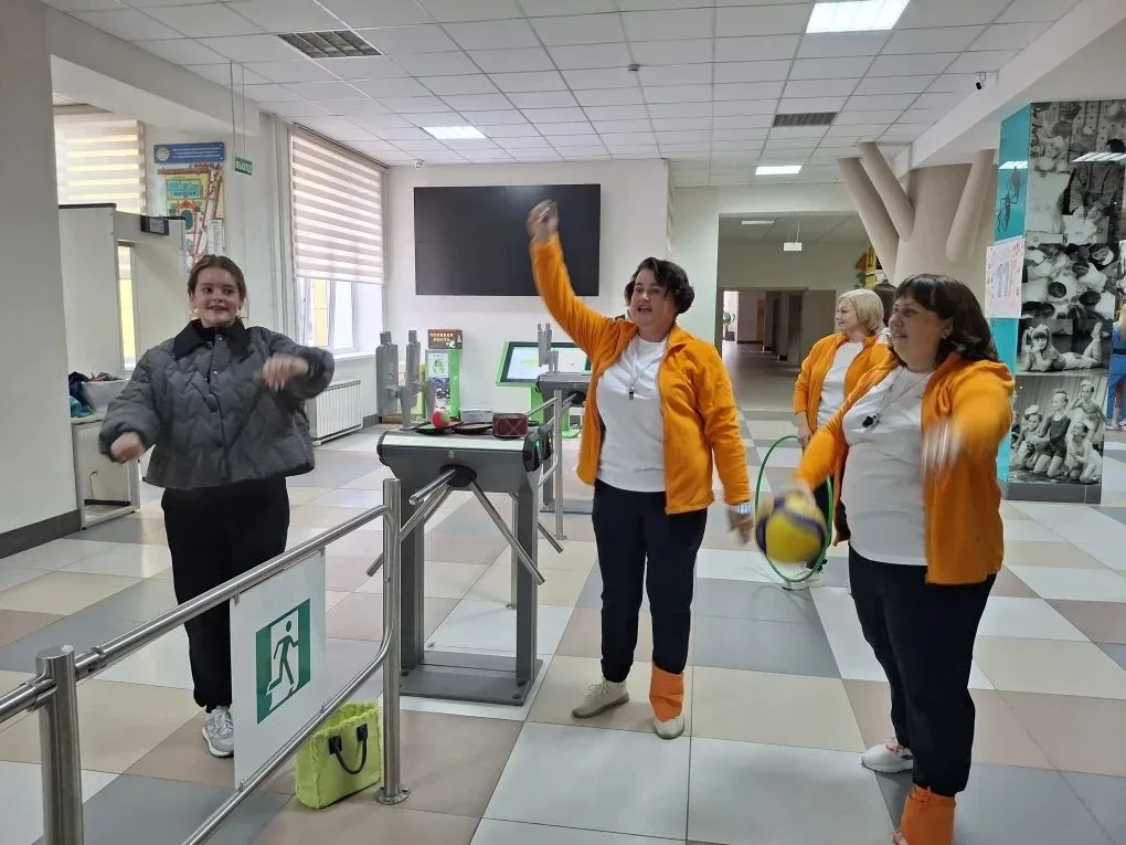 Второй день Недели выпускников -День СПОРТА! Выпускников на входе ждала веселая зарядка, затем прошл