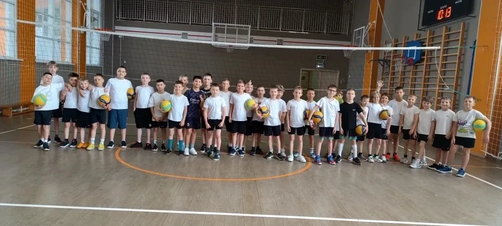 🏐 С апреля по май ребята 4 -х и 2-х классов соревновались в спортивно- подвижную игру "Пионербол". В