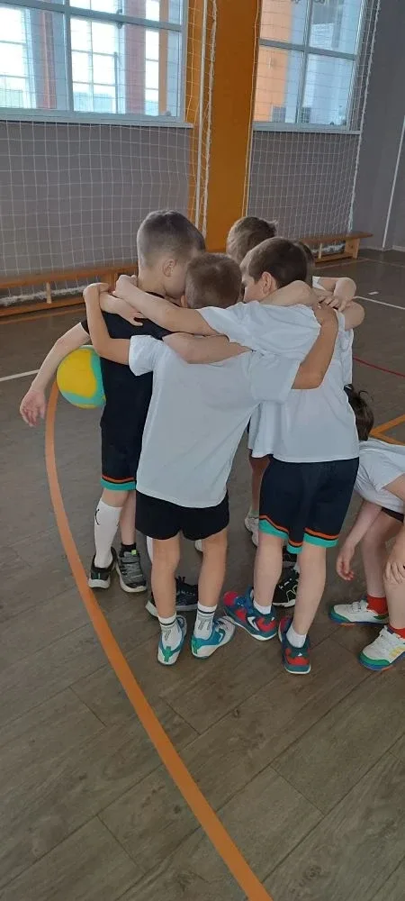 🏐 С апреля по май ребята 4 -х и 2-х классов соревновались в спортивно- подвижную игру "Пионербол". В