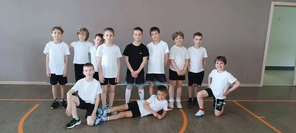 🏐 С апреля по май ребята 4 -х и 2-х классов соревновались в спортивно- подвижную игру "Пионербол". В