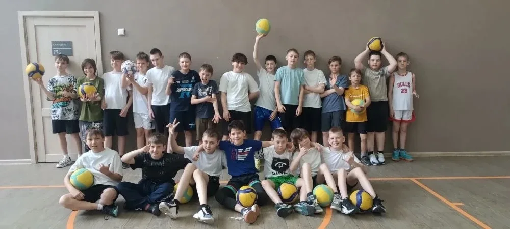 🏐 С апреля по май ребята 4 -х и 2-х классов соревновались в спортивно- подвижную игру "Пионербол". В