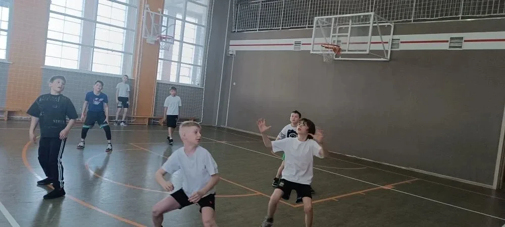 🏐 С апреля по май ребята 4 -х и 2-х классов соревновались в спортивно- подвижную игру "Пионербол". В