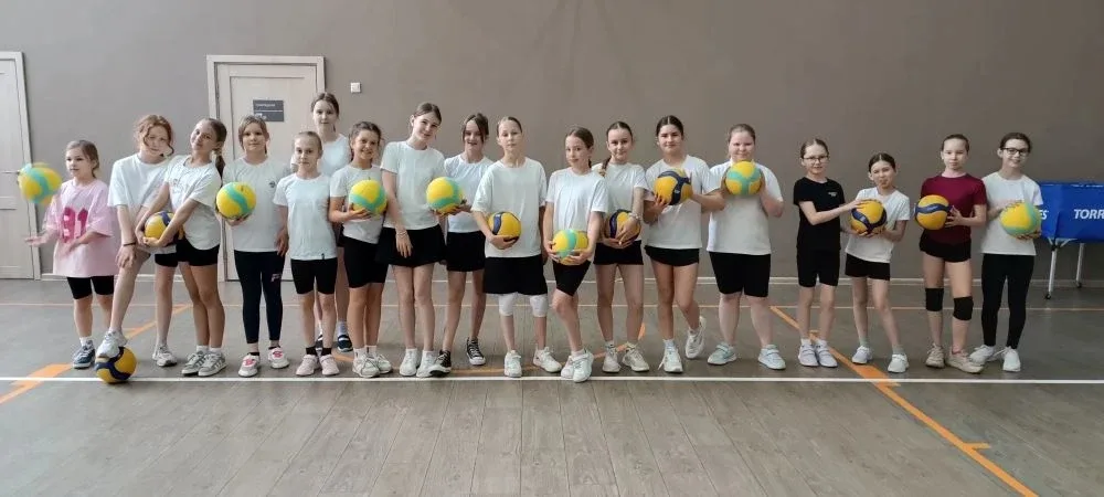 🏐 С апреля по май ребята 4 -х и 2-х классов соревновались в спортивно- подвижную игру "Пионербол". В
