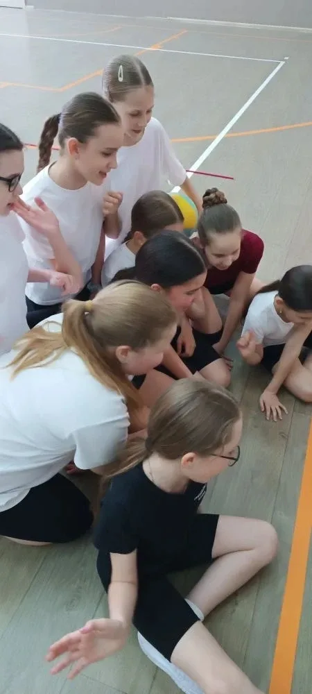 🏐 С апреля по май ребята 4 -х и 2-х классов соревновались в спортивно- подвижную игру "Пионербол". В