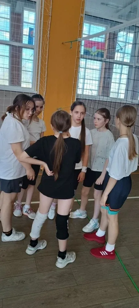 🏐 С апреля по май ребята 4 -х и 2-х классов соревновались в спортивно- подвижную игру "Пионербол". В