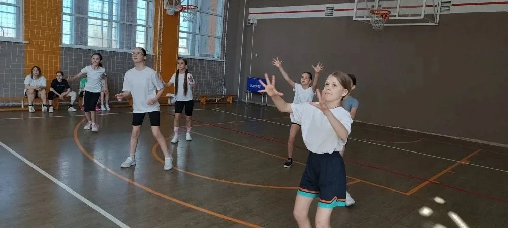 🏐 С апреля по май ребята 4 -х и 2-х классов соревновались в спортивно- подвижную игру "Пионербол". В