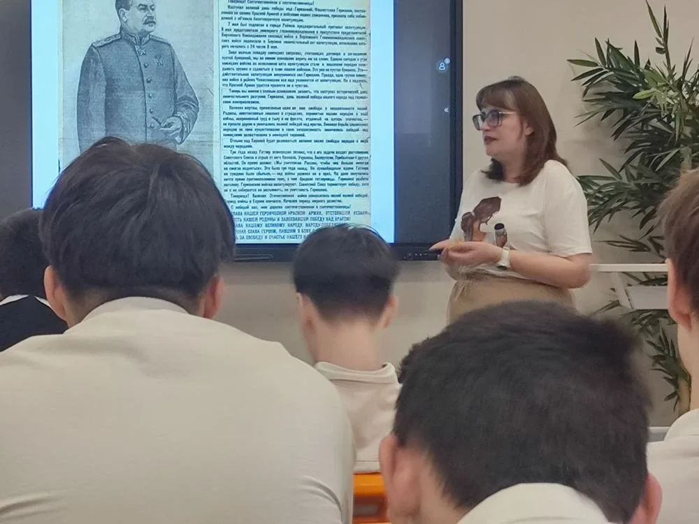 📜 Прошлое, которое нужно знать: агитация и искусство войны  15 мая учащиеся 8 «Д» класса посетили ле