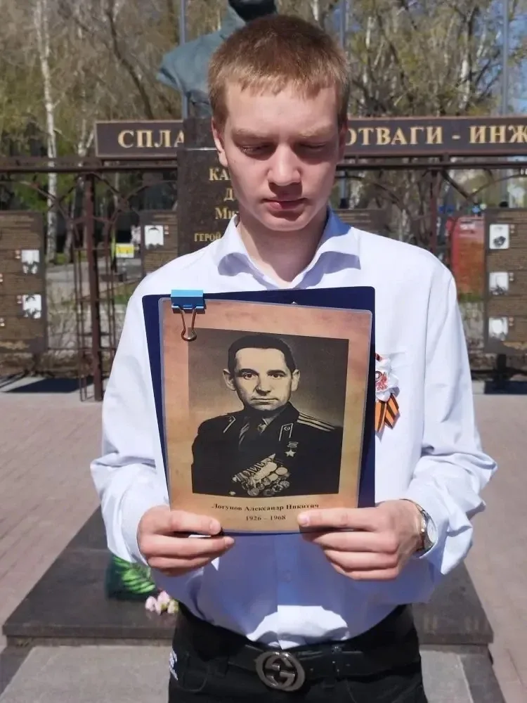 29 апреля для учащихся 10-х классов состоялся особенный урок памяти в сквере Карбышева,  посвященный