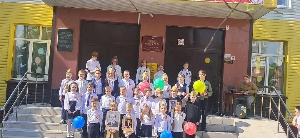 Сегодня в нашей школе прошла торжественная линейка, посвящённая 81‑й годовщине Победы в Великой Отеч
