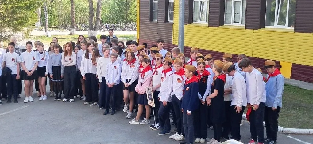 Сегодня в нашей школе прошла торжественная линейка, посвящённая 81‑й годовщине Победы в Великой Отеч