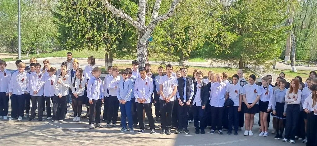 Сегодня в нашей школе прошла торжественная линейка, посвящённая 81‑й годовщине Победы в Великой Отеч