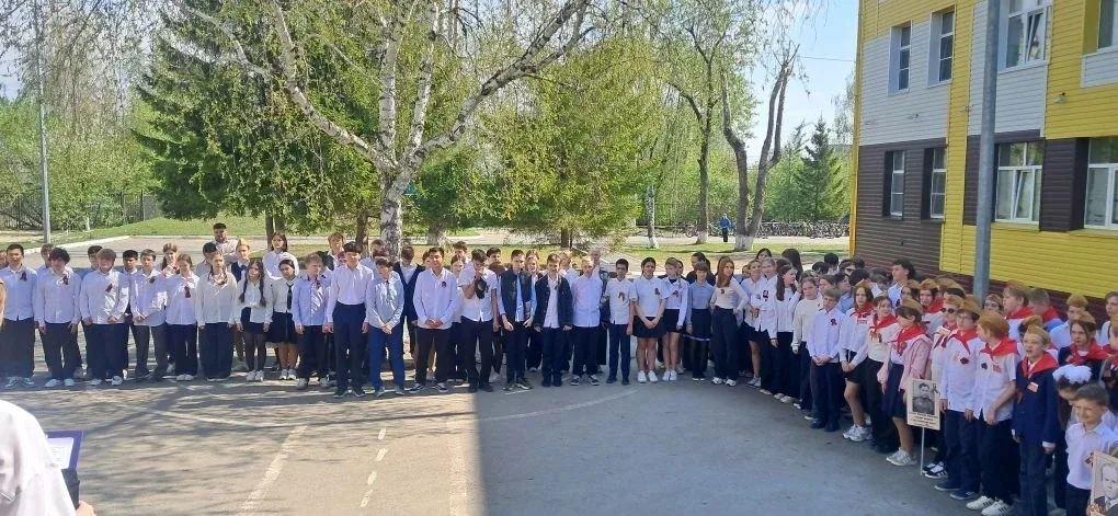 Сегодня в нашей школе прошла торжественная линейка, посвящённая 81‑й годовщине Победы в Великой Отеч