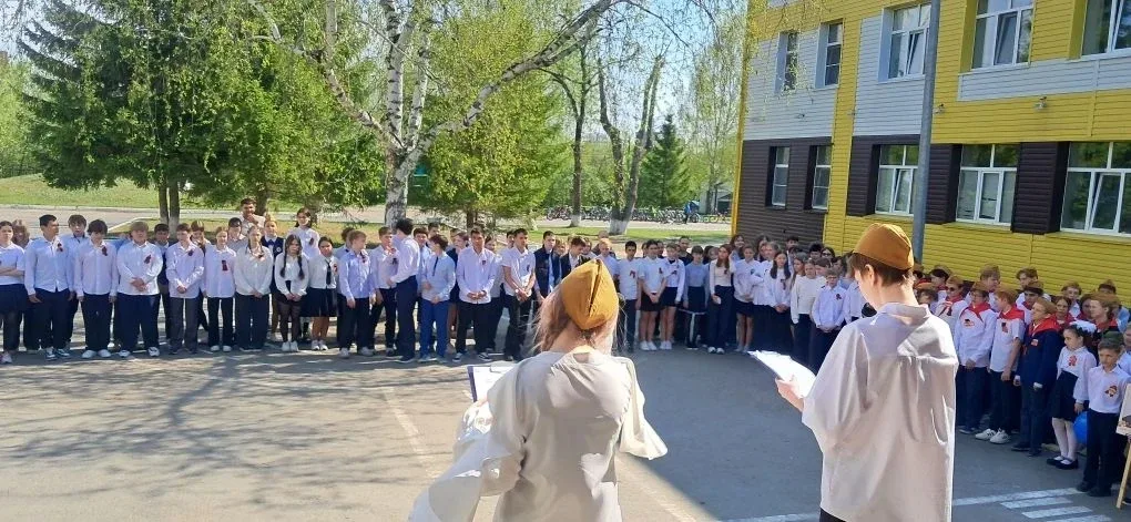 Сегодня в нашей школе прошла торжественная линейка, посвящённая 81‑й годовщине Победы в Великой Отеч