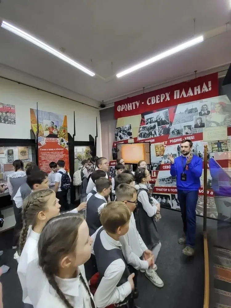 ПАМЯТНЫЙ МАЙ: ЭКСКУРСИИ И УРОК ПОД ОТКРЫТЫМ НЕБОМ 🕯️  В преддверии 81-й годовщины Великой Победы уче