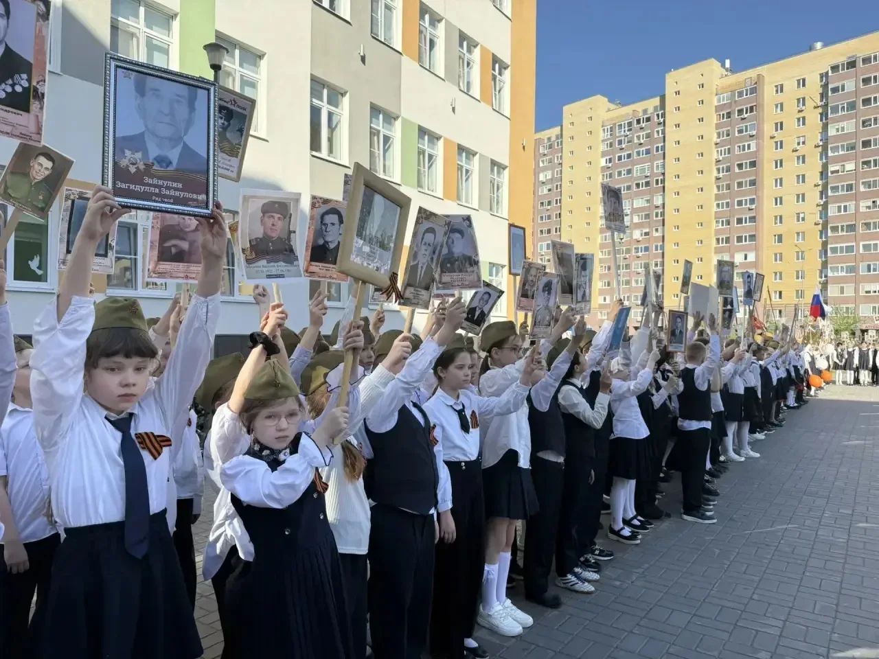 БЕССМЕРТНЫЙ ПОЛК: ПАМЯТЬ, КОТОРУЮ МЫ НЕСЕМ С ГОРДОСТЬЮ🕊️  В нашей школе прошла особенная и трогатель
