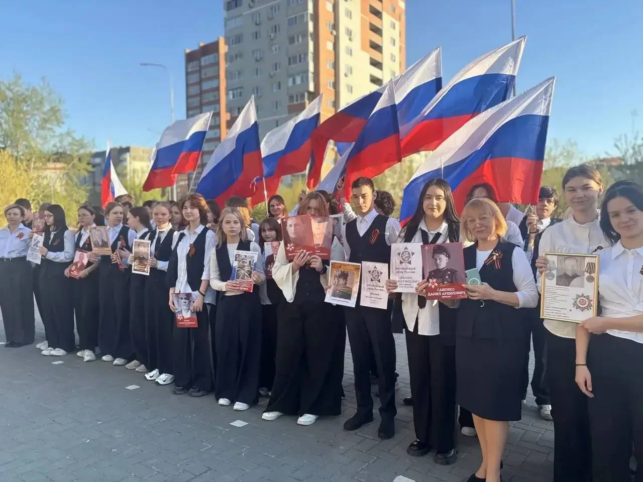 БЕССМЕРТНЫЙ ПОЛК: ПАМЯТЬ, КОТОРУЮ МЫ НЕСЕМ С ГОРДОСТЬЮ🕊️  В нашей школе прошла особенная и трогатель