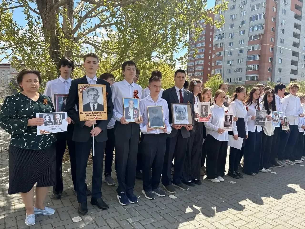 БЕССМЕРТНЫЙ ПОЛК: ПАМЯТЬ, КОТОРУЮ МЫ НЕСЕМ С ГОРДОСТЬЮ🕊️  В нашей школе прошла особенная и трогатель