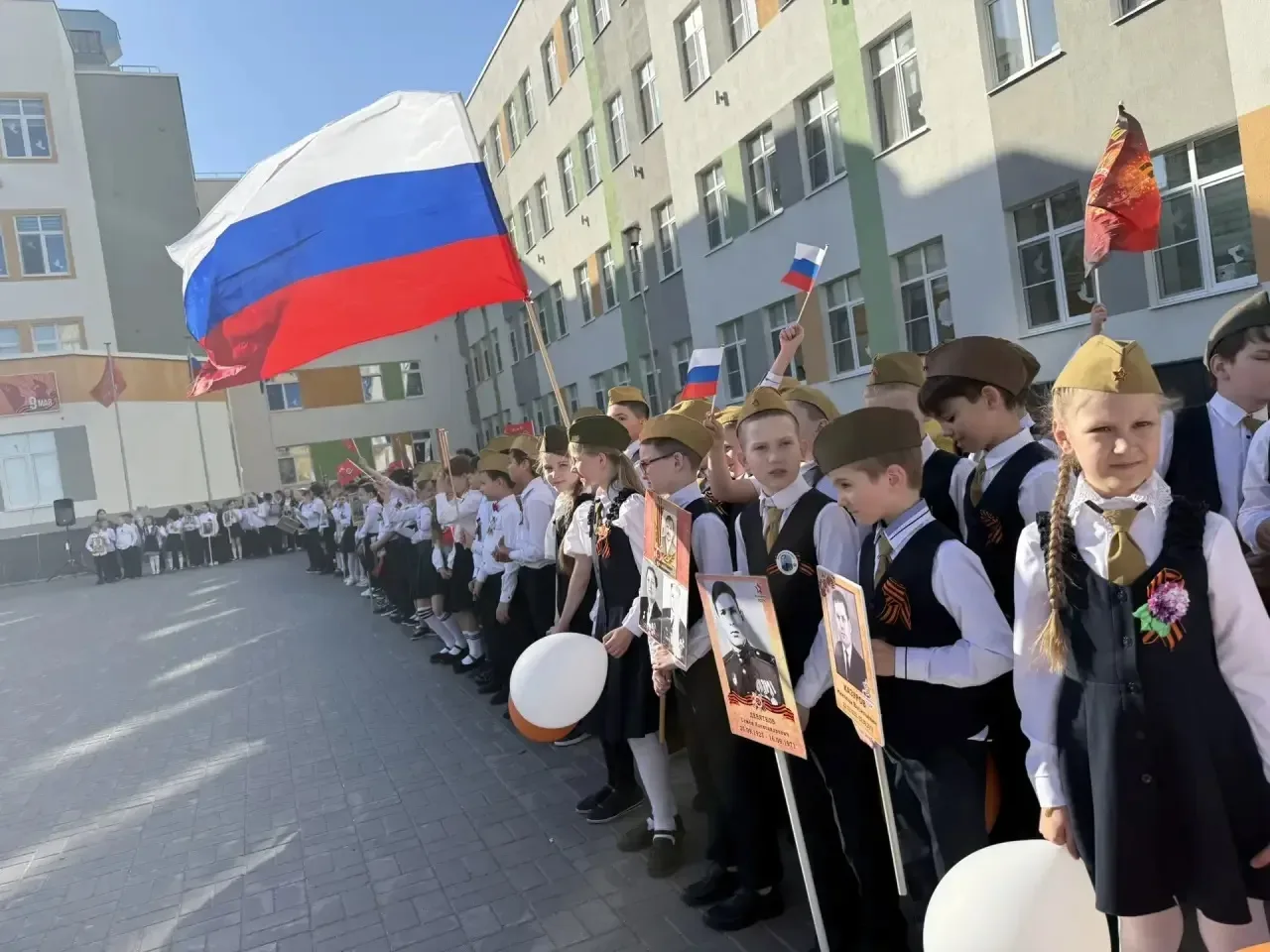 БЕССМЕРТНЫЙ ПОЛК: ПАМЯТЬ, КОТОРУЮ МЫ НЕСЕМ С ГОРДОСТЬЮ🕊️  В нашей школе прошла особенная и трогатель