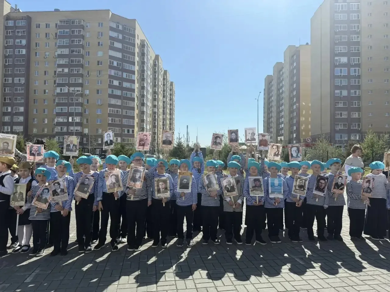 БЕССМЕРТНЫЙ ПОЛК: ПАМЯТЬ, КОТОРУЮ МЫ НЕСЕМ С ГОРДОСТЬЮ🕊️  В нашей школе прошла особенная и трогатель