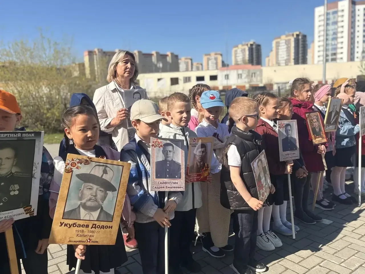 БЕССМЕРТНЫЙ ПОЛК: ПАМЯТЬ, КОТОРУЮ МЫ НЕСЕМ С ГОРДОСТЬЮ🕊️  В нашей школе прошла особенная и трогатель