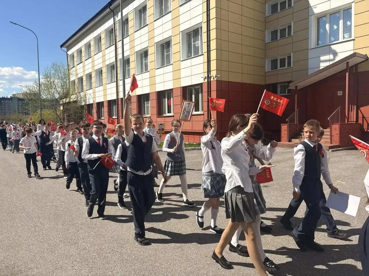 БЕССМЕРТНЫЙ ПОЛК: ПАМЯТЬ, КОТОРУЮ МЫ НЕСЕМ С ГОРДОСТЬЮ🕊️  В нашей школе прошла особенная и трогатель