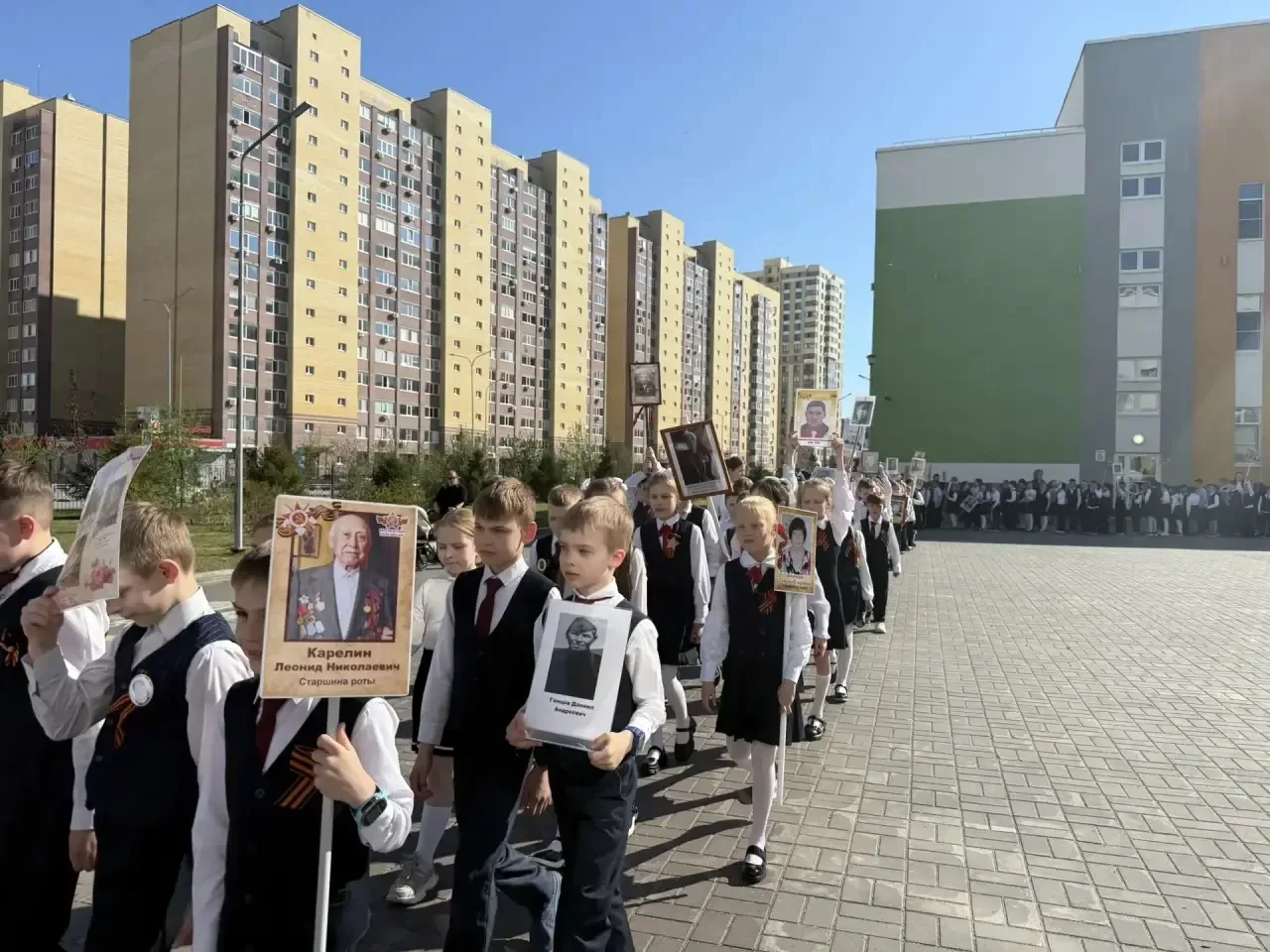 БЕССМЕРТНЫЙ ПОЛК: ПАМЯТЬ, КОТОРУЮ МЫ НЕСЕМ С ГОРДОСТЬЮ🕊️  В нашей школе прошла особенная и трогатель