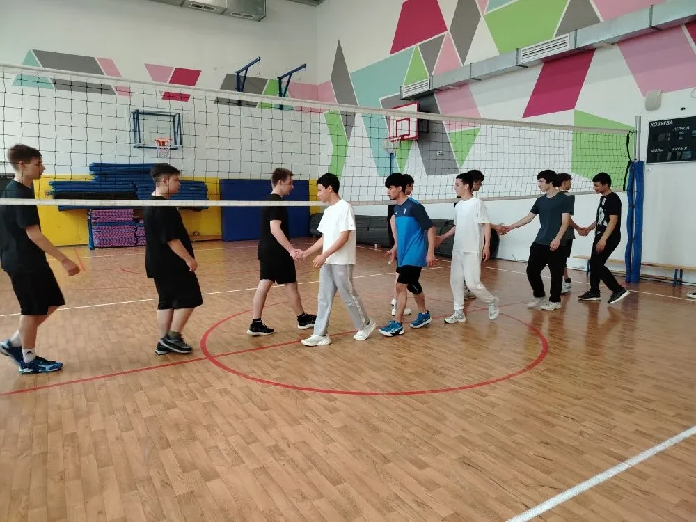 Сегодня прошла товарищеская встреча по волейболу 🏐🏐🏐 1 место -сош 9 🏆 2 место- сош 13  3 место- сош 
