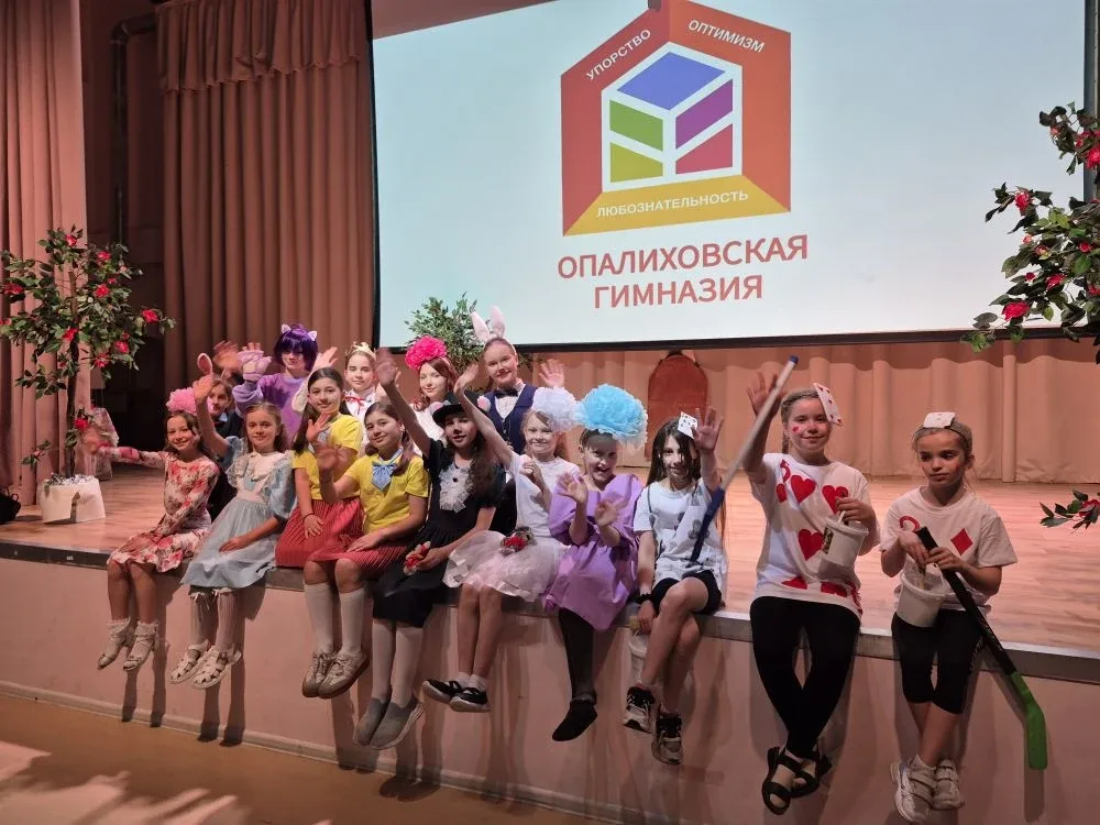 Белый кролик опаздывает, эксцентричный Шляпник заваривает чай, а Алиса уже попадает в кроличью нору.