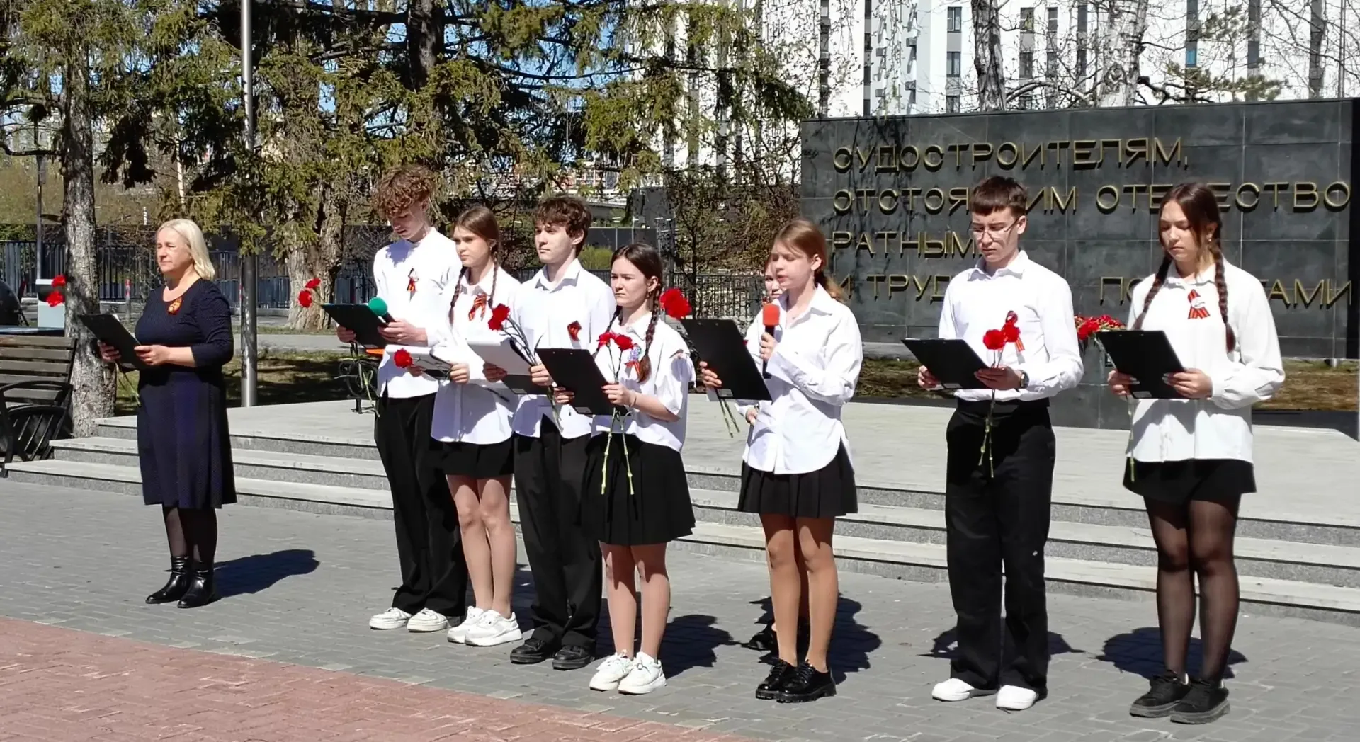 Открытый урок под открытым небом  Сегодня состоялся открытый урок под открытым небом в сквере Петра 