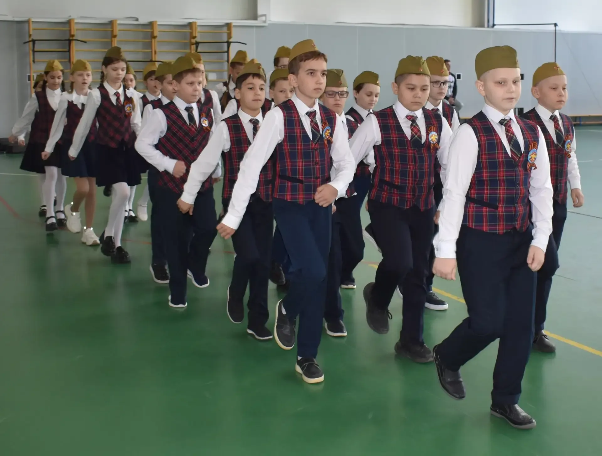 Учащиеся 2-8,10 классов приняли участие в школьном Смотре строя и песни, посвящённом 81-ой годовщине