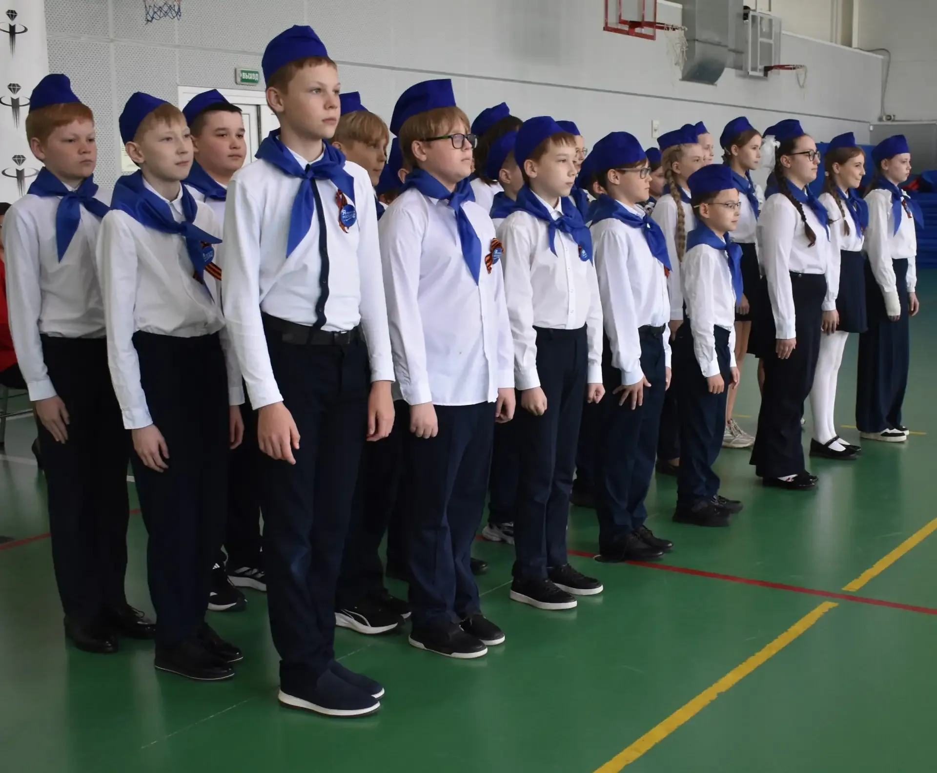 Учащиеся 2-8,10 классов приняли участие в школьном Смотре строя и песни, посвящённом 81-ой годовщине