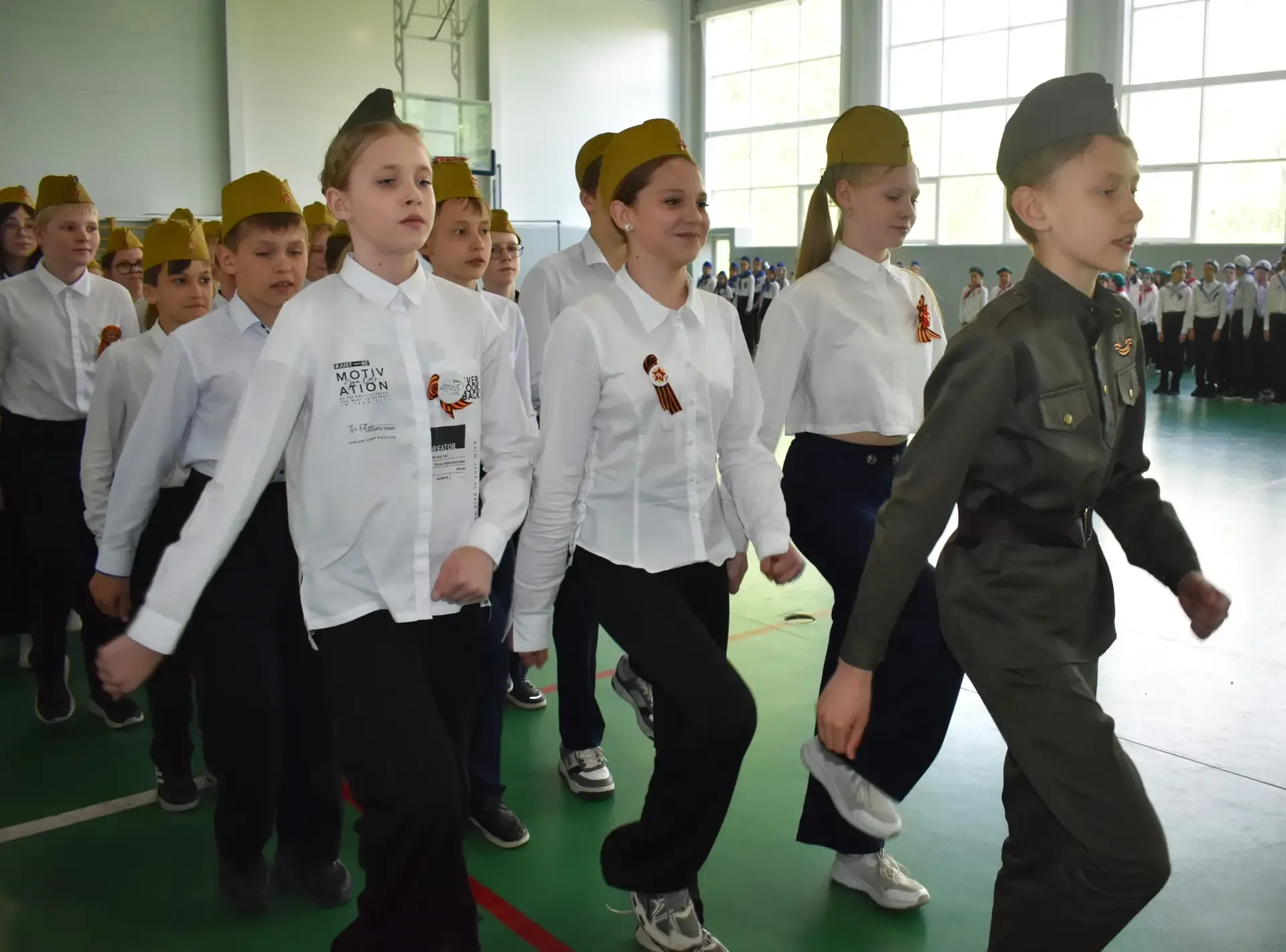 Учащиеся 2-8,10 классов приняли участие в школьном Смотре строя и песни, посвящённом 81-ой годовщине