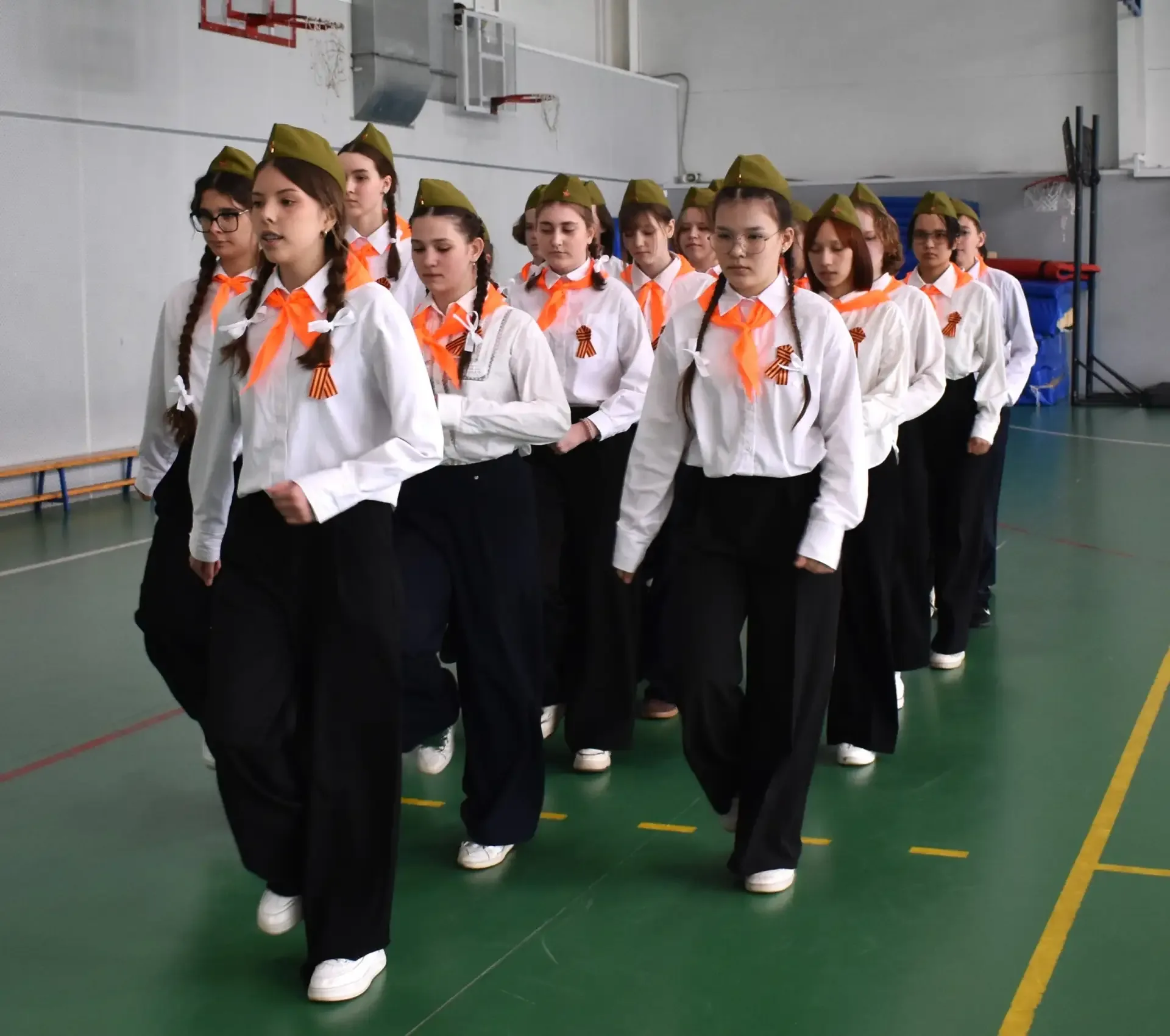 Учащиеся 2-8,10 классов приняли участие в школьном Смотре строя и песни, посвящённом 81-ой годовщине