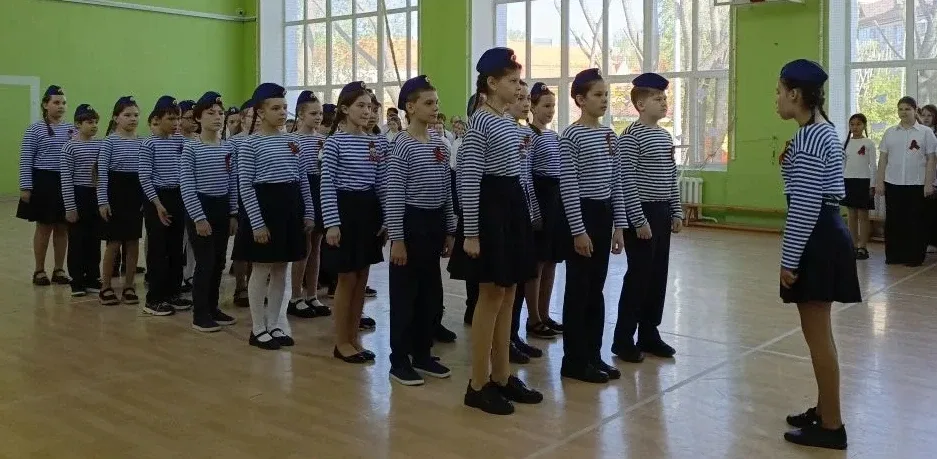 Учащиеся 2-8,10 классов приняли участие в школьном Смотре строя и песни, посвящённом 81-ой годовщине
