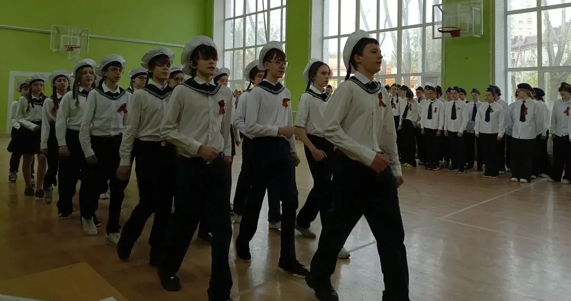 Учащиеся 2-8,10 классов приняли участие в школьном Смотре строя и песни, посвящённом 81-ой годовщине