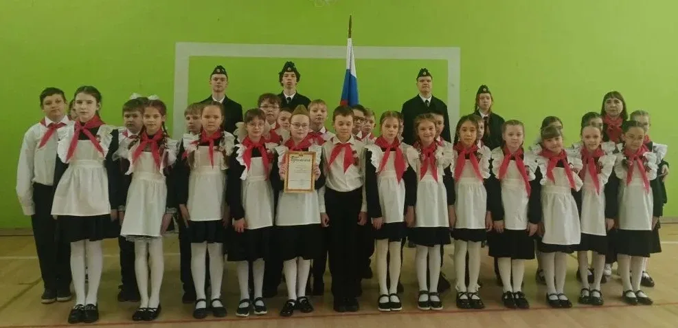 Учащиеся 2-8,10 классов приняли участие в школьном Смотре строя и песни, посвящённом 81-ой годовщине